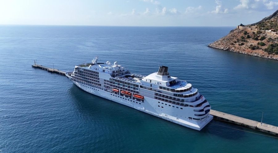 Antalya "yüzen otelleri" tercih eden turistlerin uğrak noktası