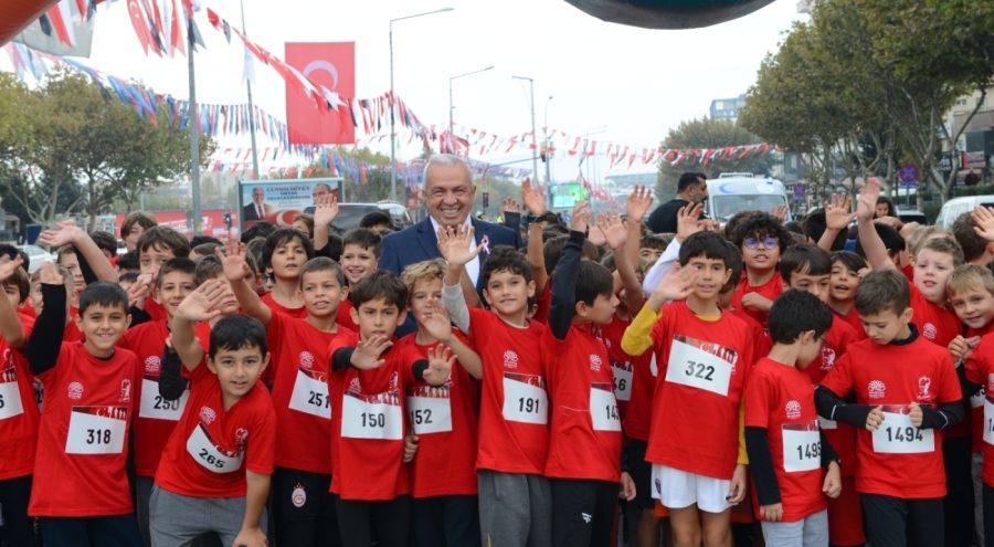 Nilüfer'de binden fazla öğrenci Cumhuriyet'in değerleri için ter döktü