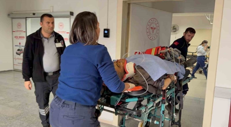 Kontrolden çıkan araç aydınlatma direğine çarptı: 1 ölü, 1 ağır yaralı