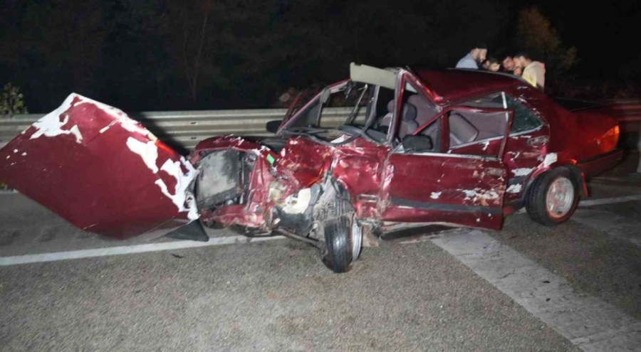 Kastamonu'da zincirleme trafik kazasında araç hurdaya döndü