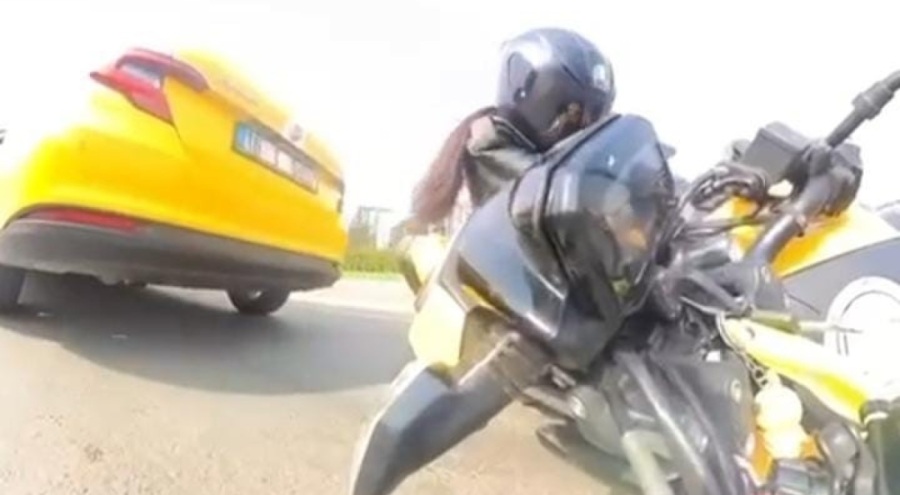 Bursa'da trafiğin sıkıştığını fark etmeyen motosikletli taksiye çarptı