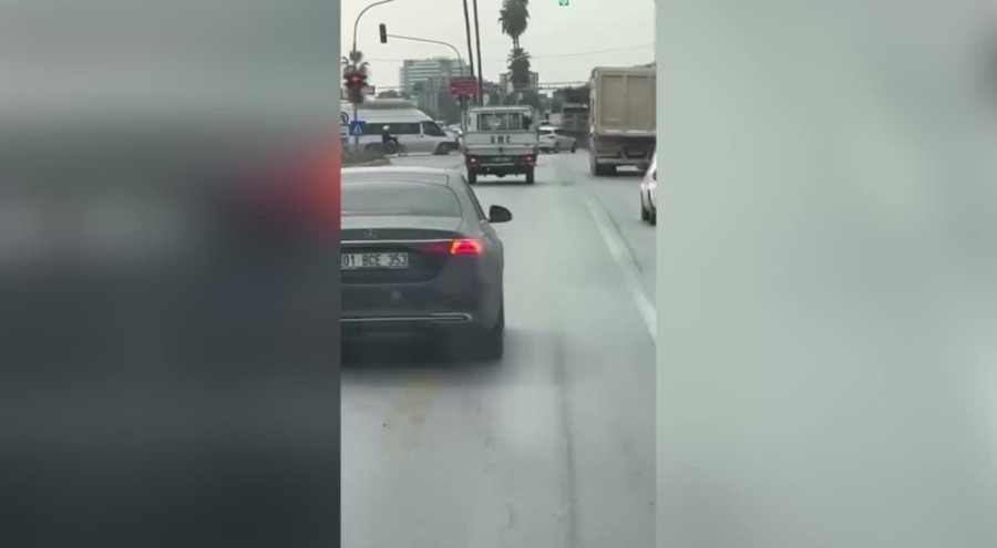 Adana'da ambulansa yol vermeyen sürücü kamerada