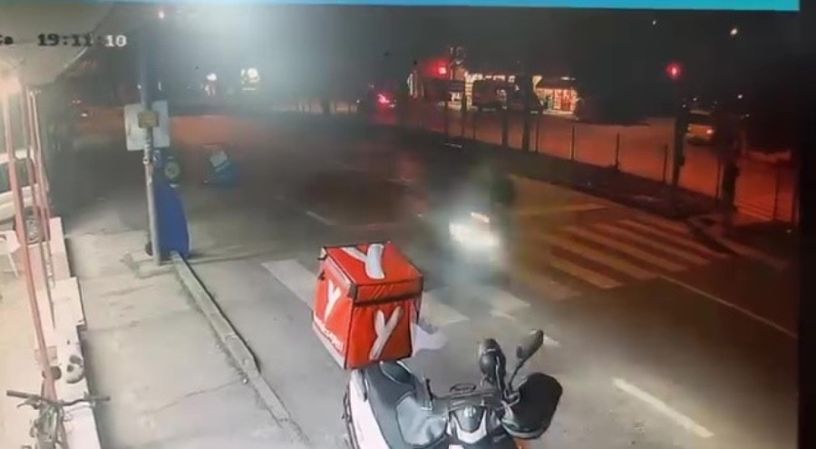 Bursa'da motosikletin çarptığı adamın yanından böyle geçtiler...
