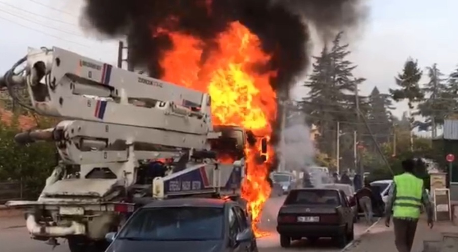 Konya'da beton pompası alev alev yandı, 2 otomobil zarar gördü