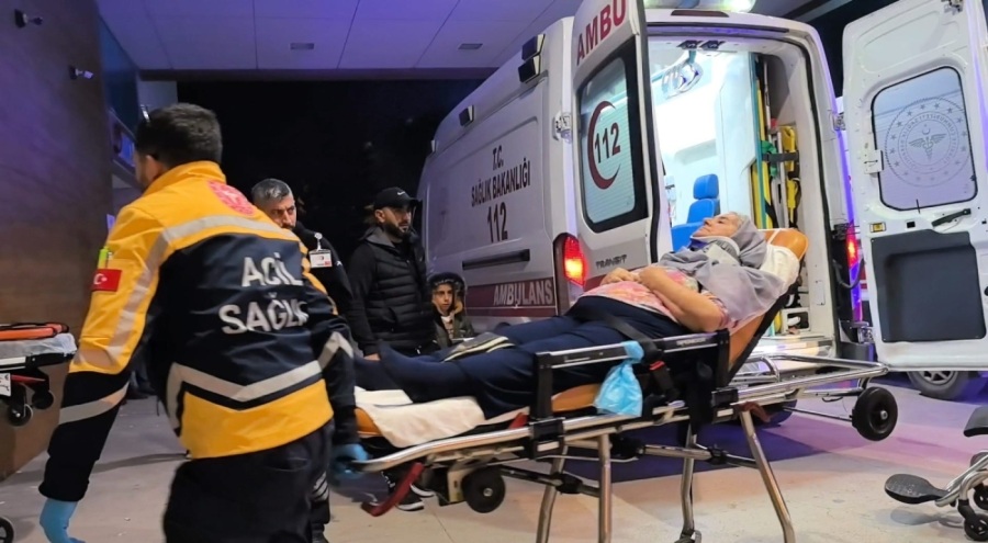 Bursa'da kontrolden çıkan otomobil duvara çarptı: 3 kişi yaralandı