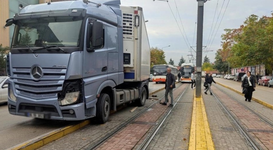 Kontrolden çıkan tır tramvay yoluna girdi; faciadan dönüldü