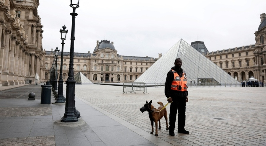Louvre Müzesi soyguncularının kaçma anı ortaya çıktı