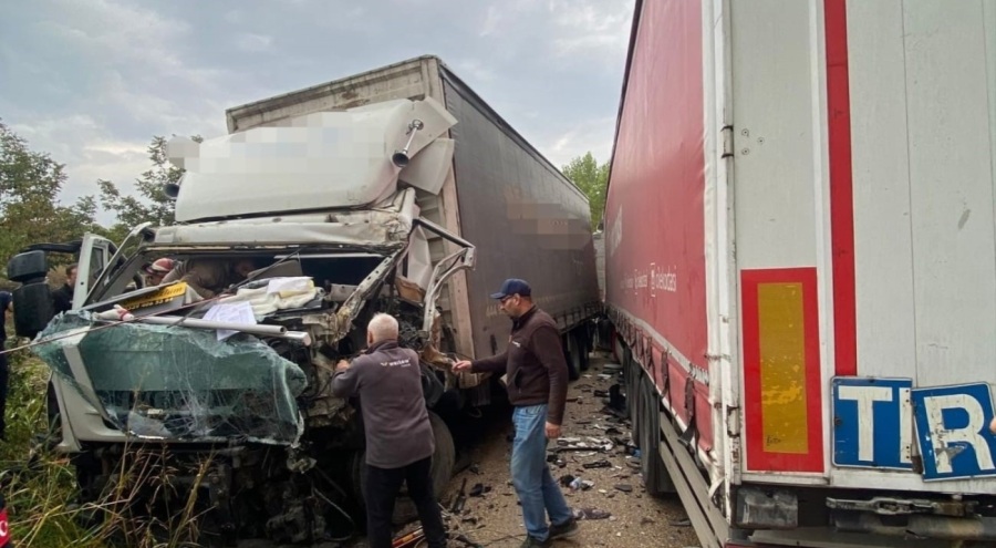 Bursa'daki kazada kamyonlar kafa kafaya çarpıştı