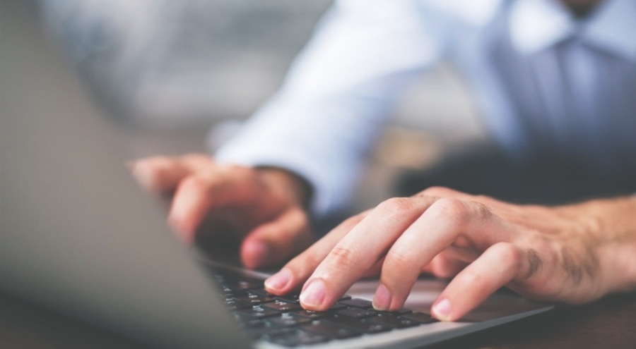 Gizlice iş arkadaşlarının fotoğrafını çekti, başı yandı