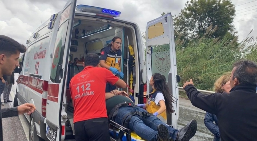 Antalya'da 4 araç birbirine girdi: 2 alman turist yaralandı