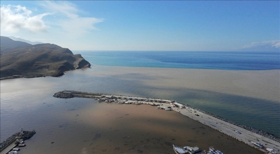 Çanakkale Gökçeada'da kuvvetli sağanak nedeniyle denizin rengi değişti