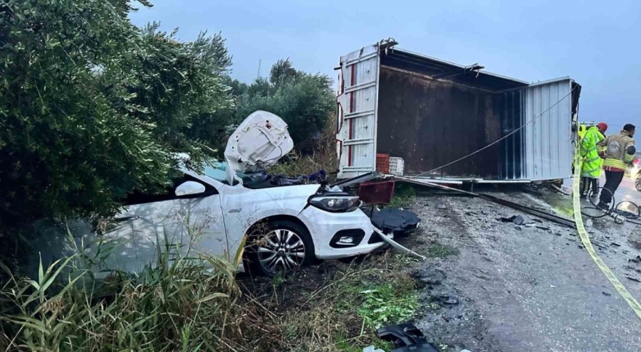 Manisa'da kontrolden çıkan kamyonet dehşet saçtı: 2 ölü 3 yaralı