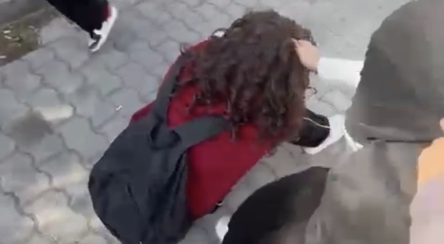 Balıkesir'de kız öğrencilerin kavgası kameraya yansıdı
