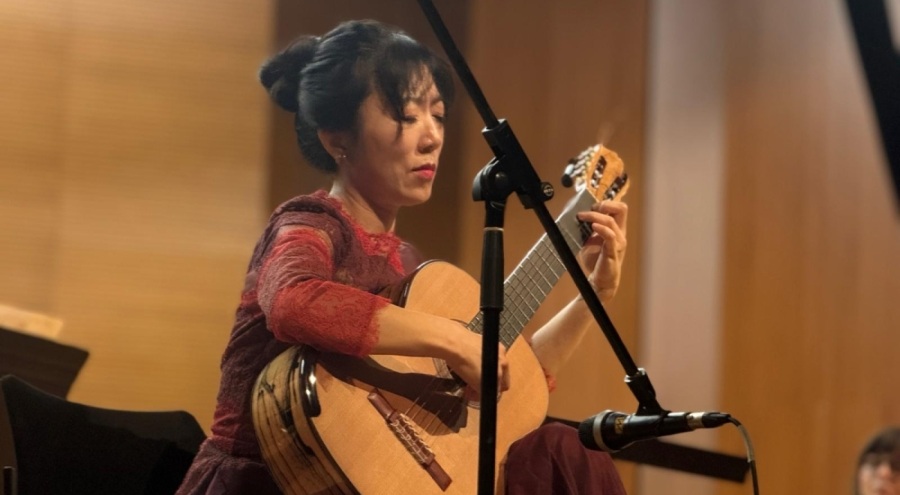 Bursa'da Çinli gitarist Xuefei Yang sahne aldı