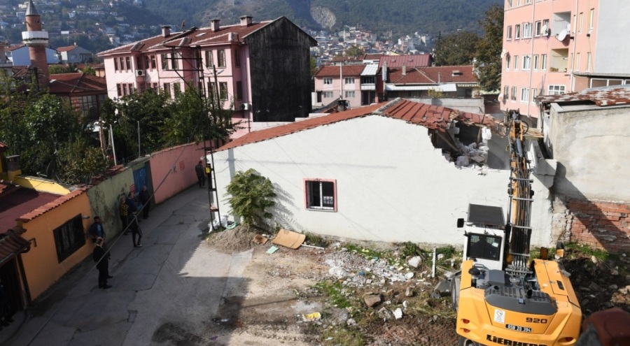 Osmangazi Belediyesi arkeolojik sit alanındaki kaçak yapıyı yıktı