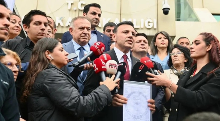Yeniden CHP İstanbul İl Başkanı seçilen Özgür Çelik mazbatasını aldı!