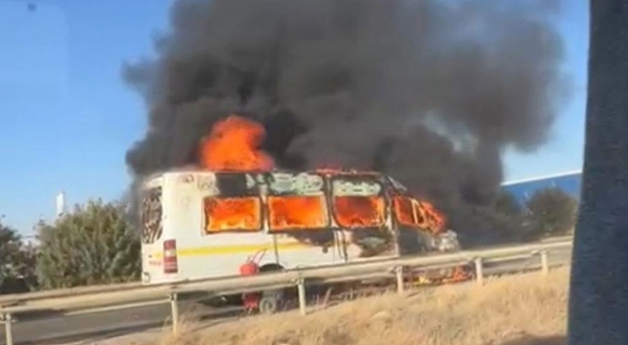 Feci kaza! Servisin çarptığı motosikletli yanarak can verdi