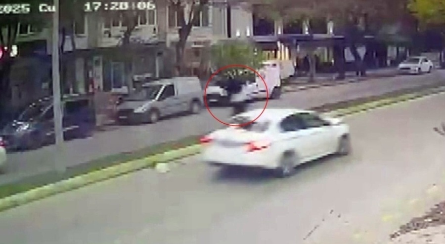 Otomobilin çarptığı kadın metrelerce savruldu
