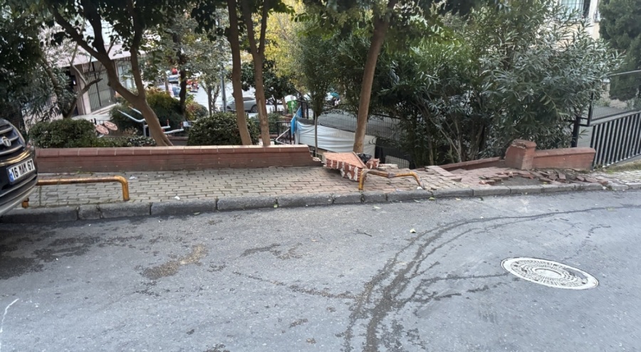 İstanbul'da kontrolden çıkan otomobil duvara çarptı