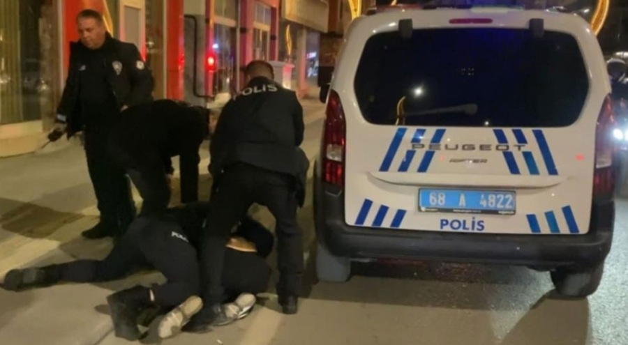 'eşime küfür ettin' tartışması: polise direnip gazetecilere saldırdılar
