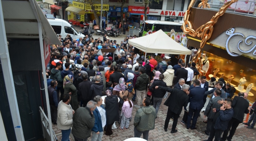 Kocaeli'de kuyumcu açılışında altın ve saat hediye edilmesi yoğun ilgi gördü