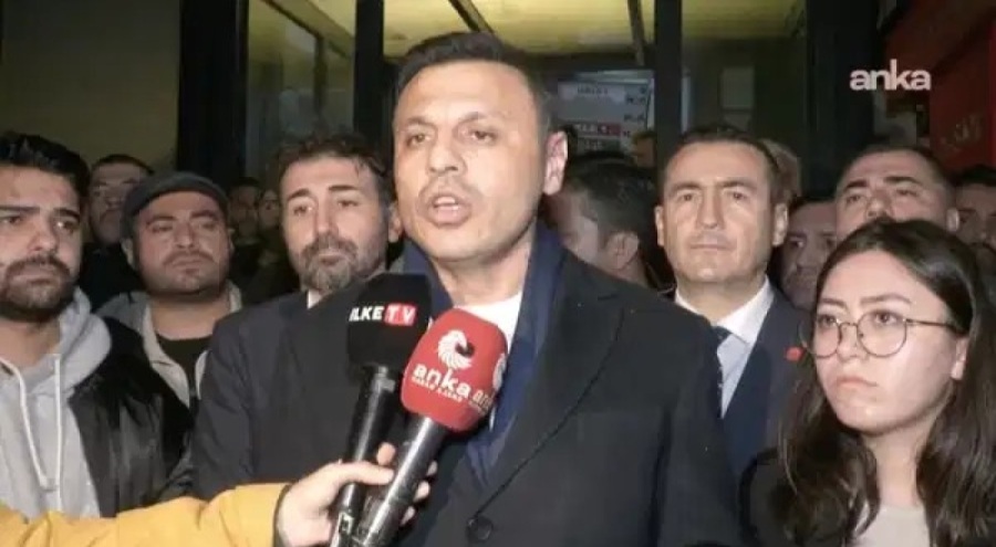 CHP'liler destek için TELE1 binası önünde!