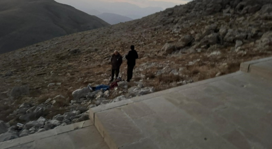 Nemrut'un merdivenlerinden yuvarlanan turist yaralandı