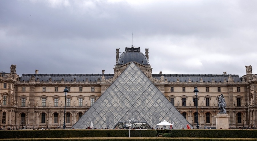 Louvre Müzesi'ndeki değerli mücevherlerin Fransa Merkez Bankası'na taşındığı öne sürüldü
