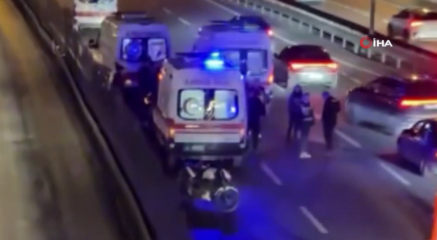 Otomobile çarpan motosiklet ambulansın altına savruldu