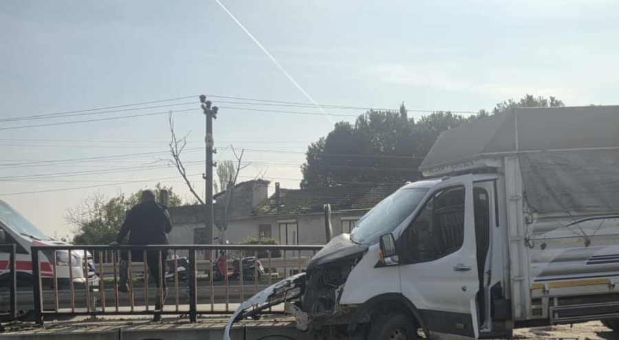 Bursa'da kontrolden çıkan kamyonet köprüye ok gibi saplandı!