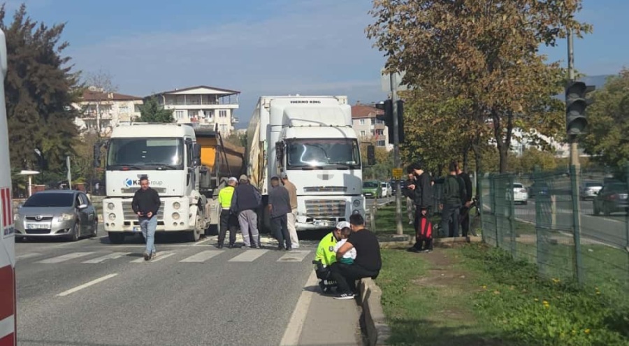 Bursa'da faciadan dönüldü! Tırın çarptığı otomobil metrelerce sürüklendi