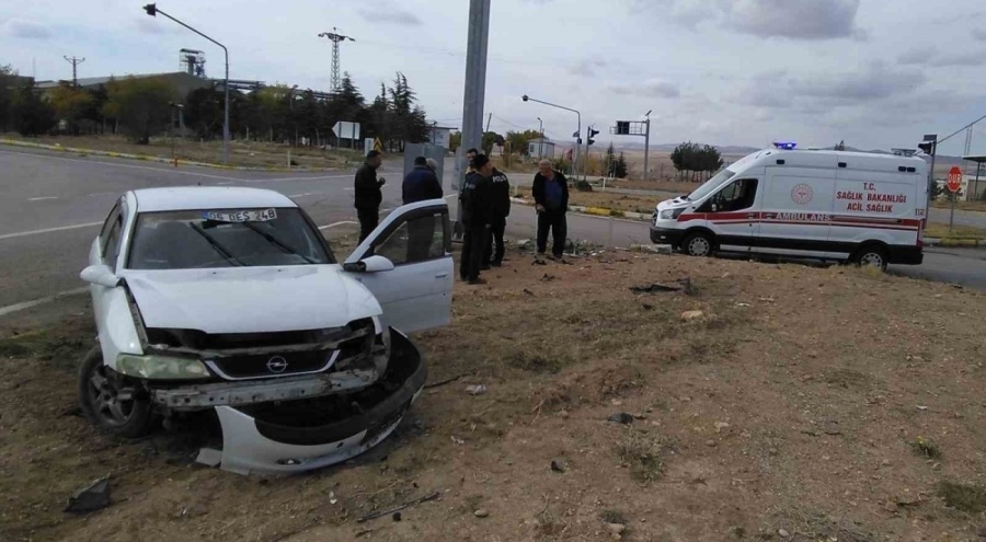 İki otomobilin kafa kafaya çarpıştı: 4 yaralı