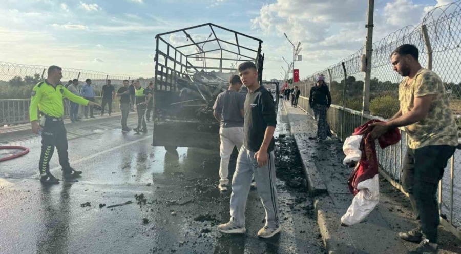 Seyir halindeki kamyonet alev aldı!