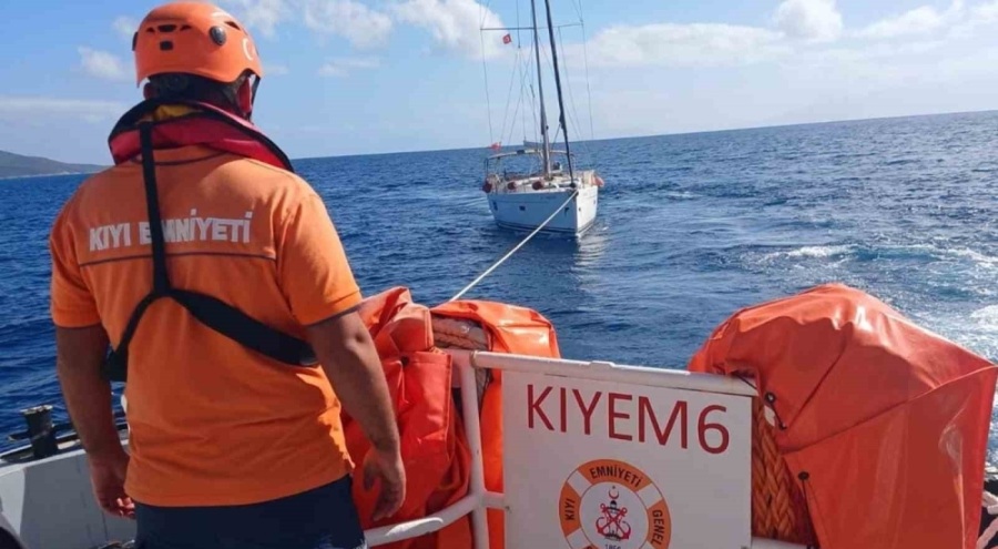 Muğla'da makine arızası nedeniyle sürüklenen tekne kurtarıldı