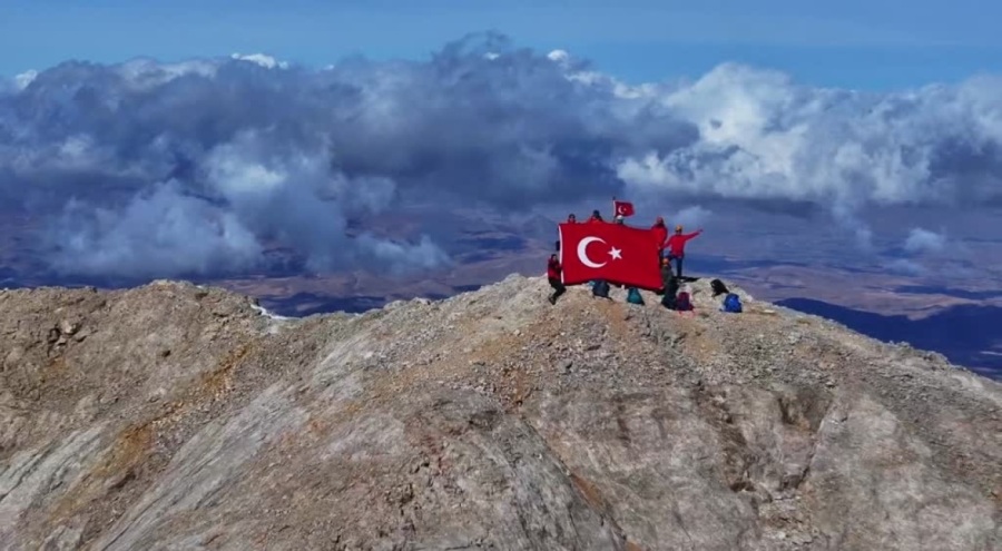 Niğde'de dağcılar, Cumhuriyet'in kuruluşunun 102. yılında Aladağlar'a tırmandı
