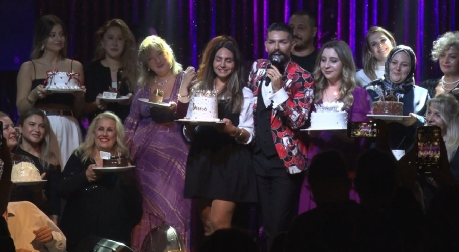 Bursa'da ünlü sanatçı, sahnede 36 kişinin doğum gününü aynı anda kutladı