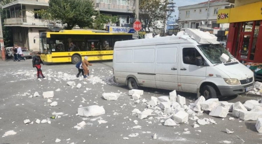 Bursa'da fırtına! Ağaçlar devrildi, çatılar uçtu