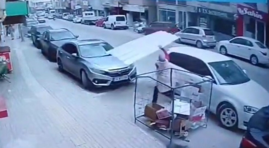 Bursa'da rüzgar dehşeti! Ucuz atlattılar