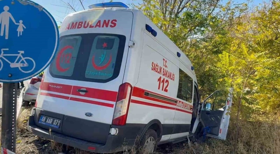 Doktorun aracı ile hasta taşıyan ambulans çarpıştı: 1'i doktor 7 yaralı