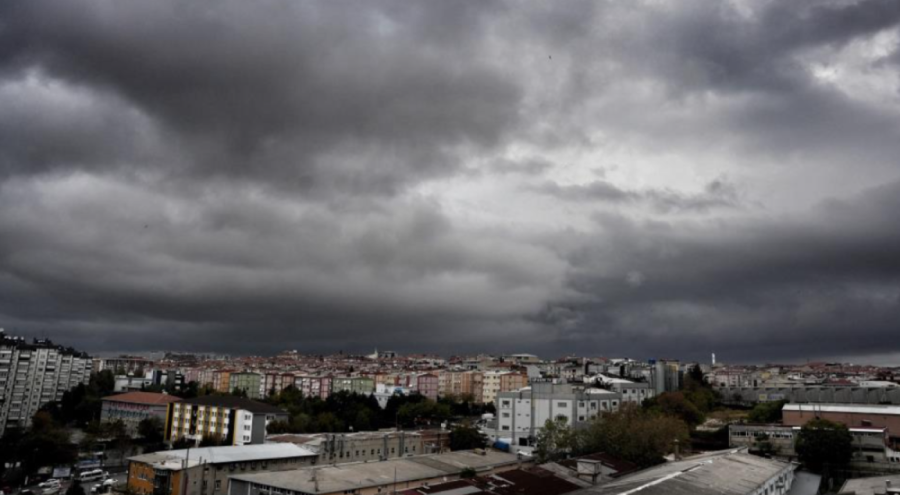 İstanbul'un üzerini kara bulutlar sardı