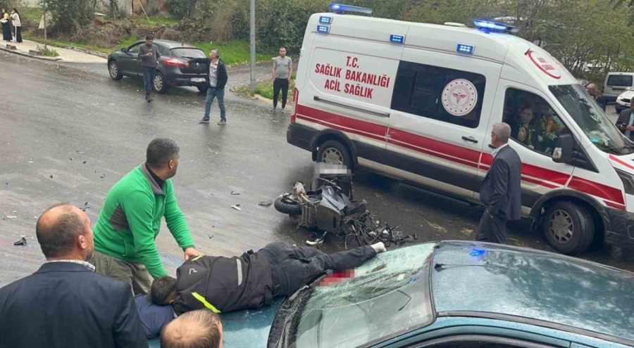 Motosiklet otomobilin üzerine düştü: 1'i ağır 2 yaralı
