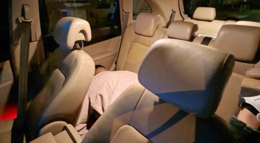 Çalışır araçta hareketsiz yatan genç polisi harekete geçirdi
