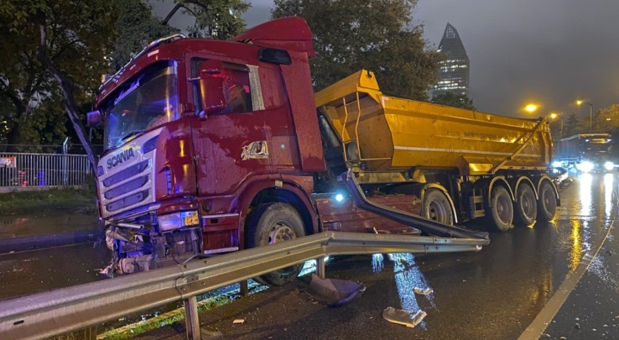 İstanbul'da kayganlaşan yolda kontrolden çıkan hafriyat kamyonu bariyerlere çarptı