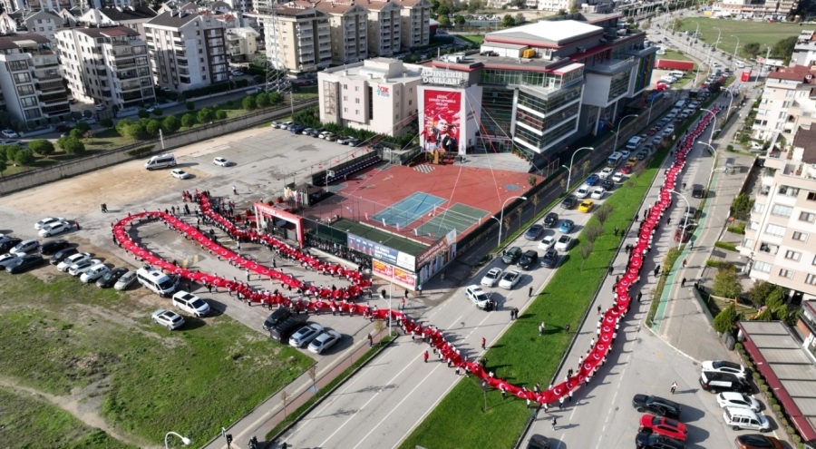 Bursa'da binlerce öğrenci 500 metrelik dev Türk Bayrağı taşıdı