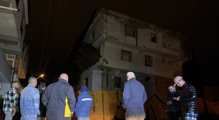 Deprem sonrası hasarlı metruk bina korkuttu: Sokak trafiğe kapatıldı