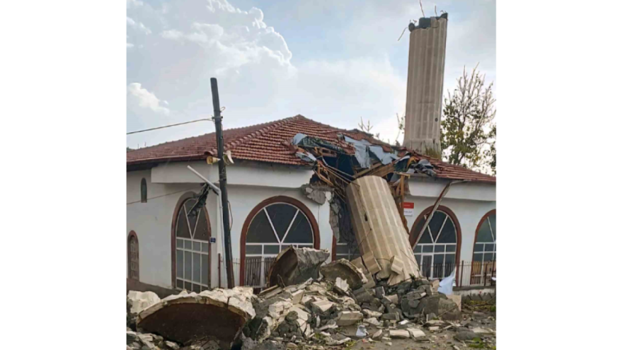 Ankara'da etkili olan fırtına nedeniyle minare yıkıldı