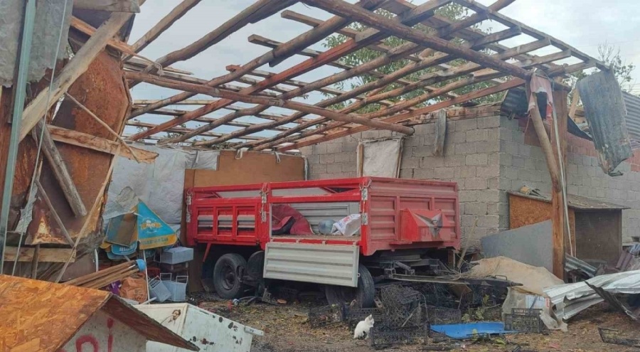 Ankara'da fırtına çatıları uçurdu