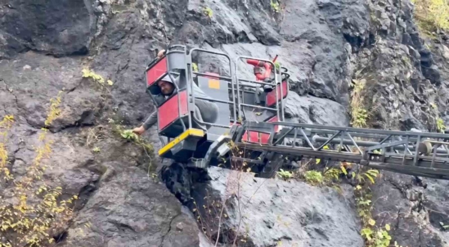 Amasra'da kayalardan sarkan kablolar paniğe neden oldu
