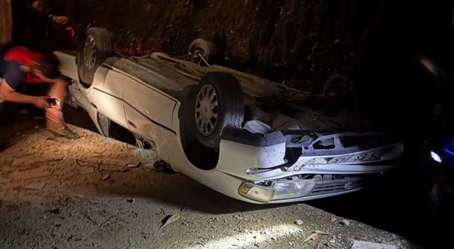 Osmaniye'de iki otomobil 1 saat arayla aynı çukura düştü