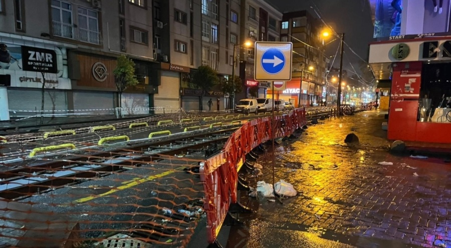 İstanbul'da tramvay yoluna giren araç, raylarda sıkıştı